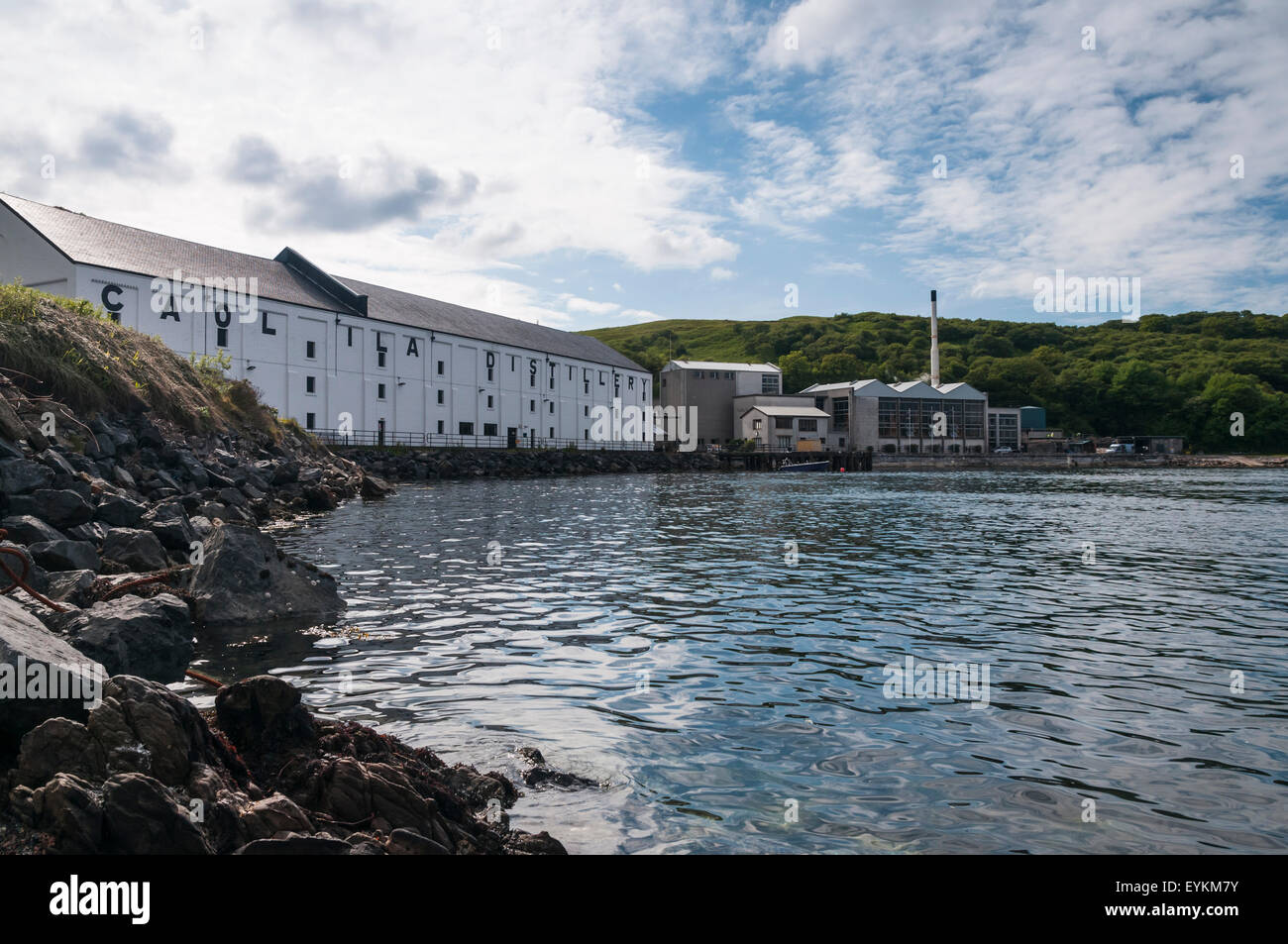 Una vista del Caol Ila distillery dal molo Foto Stock