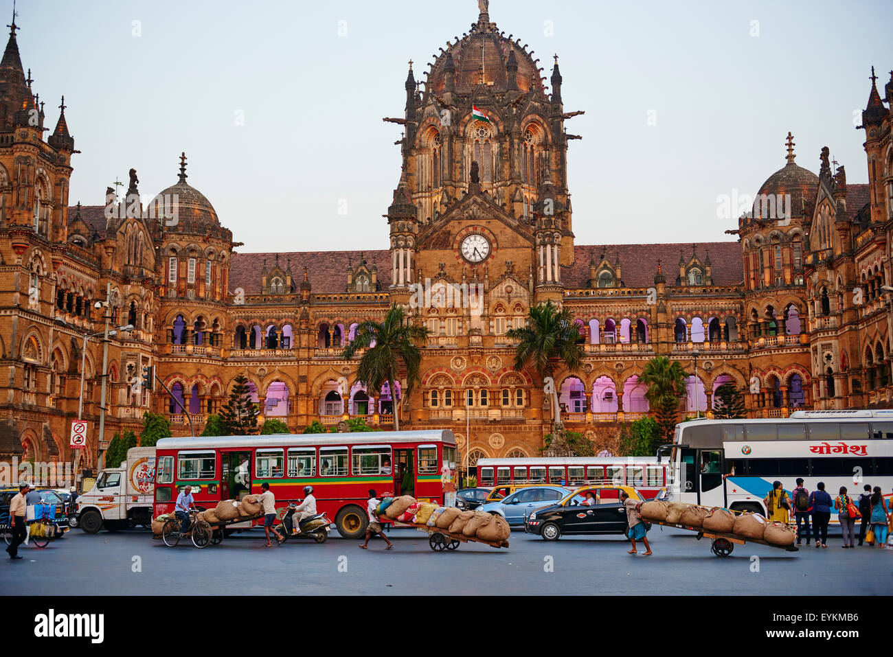 India Maharashtra, Mumbai (Bombay), Victoria terminus ferroviario o stazione di Chhatrapati Shivaji Foto Stock