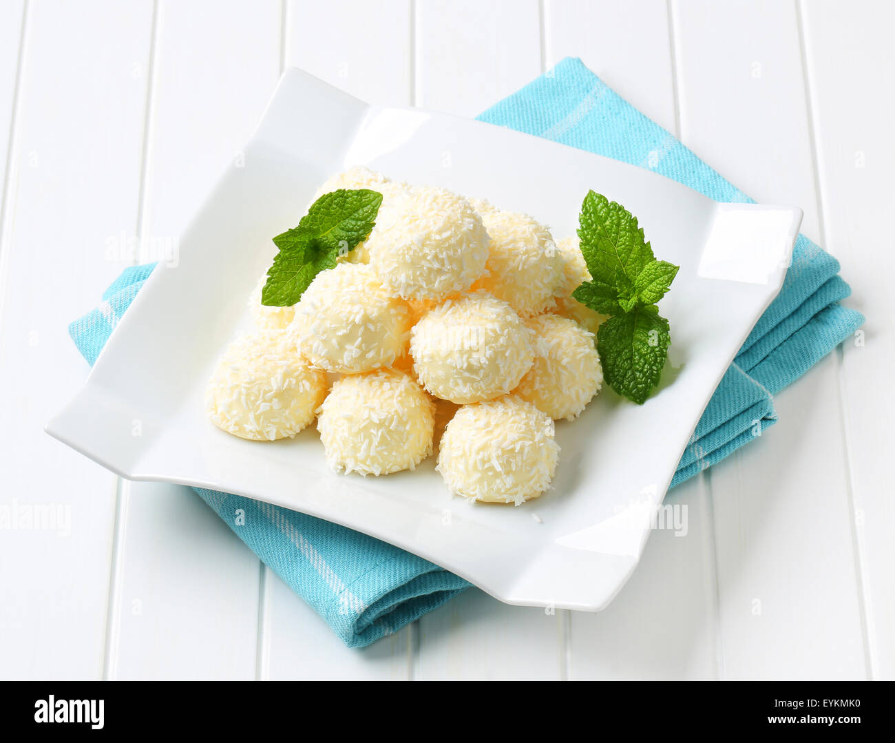 Pila di cocco tartufi snowball sulla piastra quadrata Foto Stock