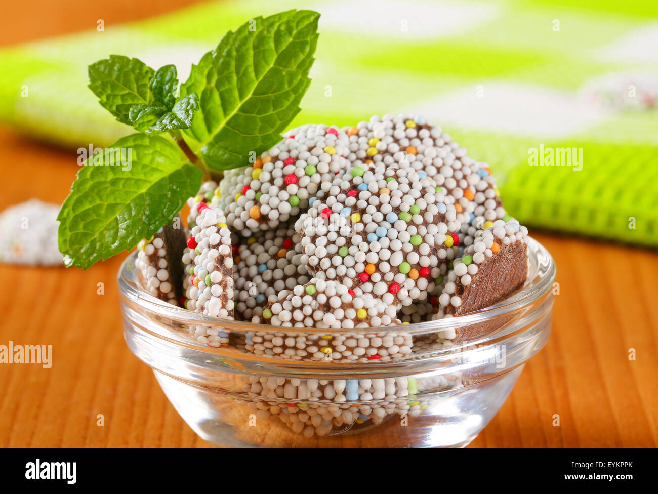 Biscotti al cioccolato con granelli colorati Foto Stock