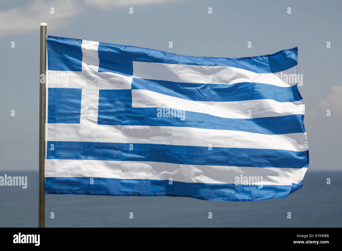Grecia greco bandiera nazionale sulla costa e sul mare Foto Stock
