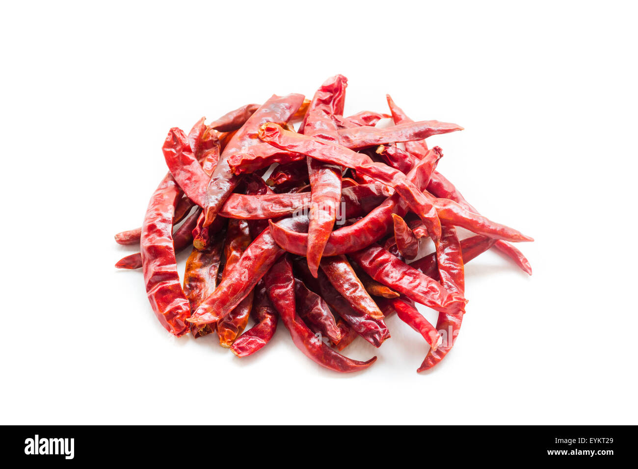 Peperoncino essiccato peperoni su sfondo bianco Foto Stock