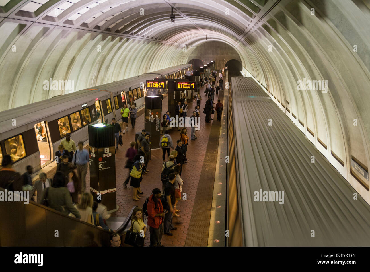 Metro DC treni della metropolitana presso la piattaforma di Bethesda, MD stazione. Molti passeggeri sono visibili sulla piattaforma. Foto Stock