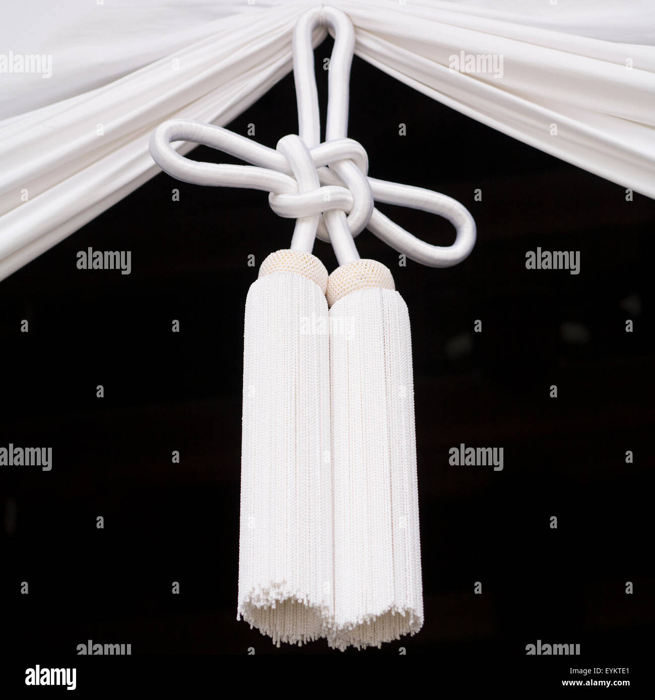 Passementerie cordoncino annodato e nappe pendono dai panneggi alla guerra Yasukuni Shrine in Tokyo, Giappone Foto Stock