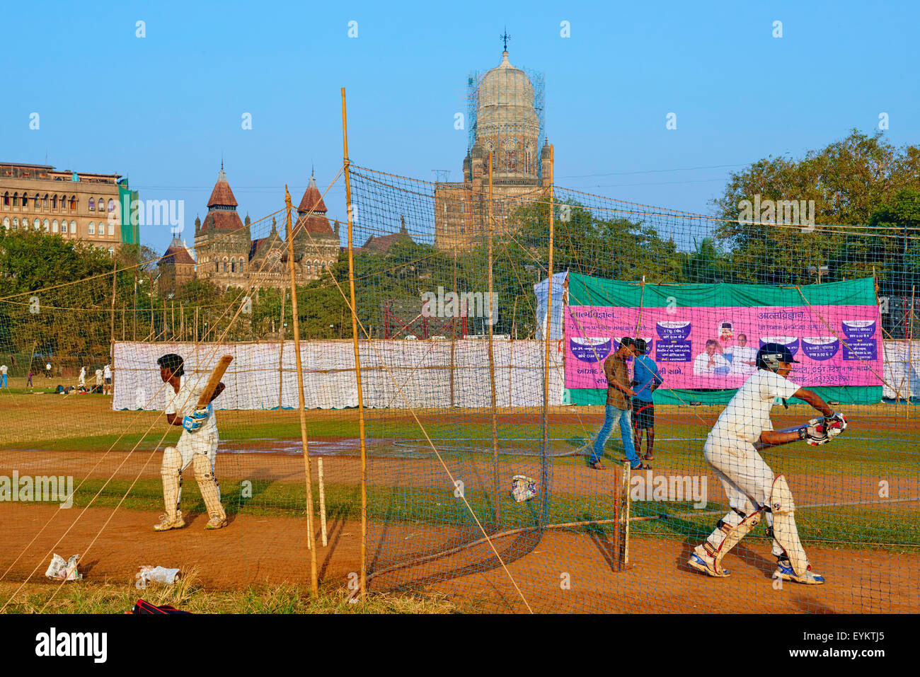 India Maharashtra, Mumbai (Bombay), partito di cricket sui Maidan Foto Stock