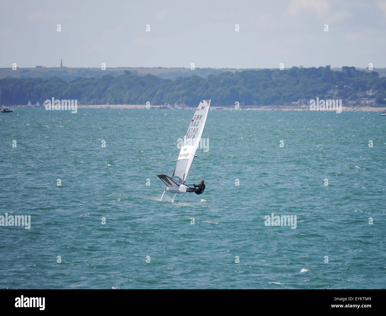 Una falena aliscafo a vela nel solent, Inghilterra Foto Stock