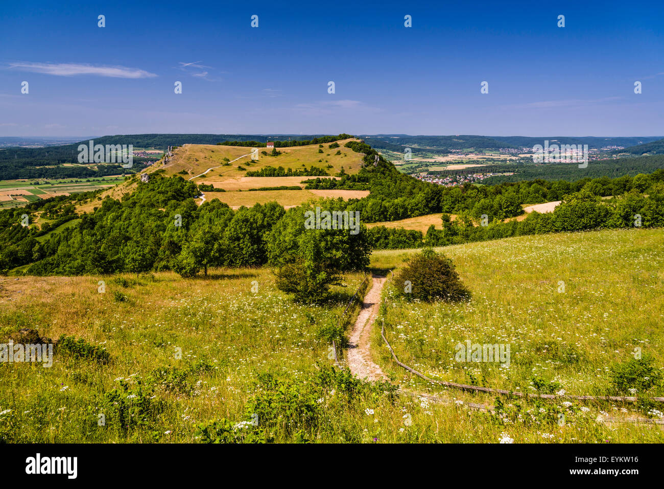 In Germania, in Baviera, Alta Franconia, la Svizzera francone, Brook Kirchehren, Ehrenbürg (Walberla), vista dalla Rodenstein, Foto Stock