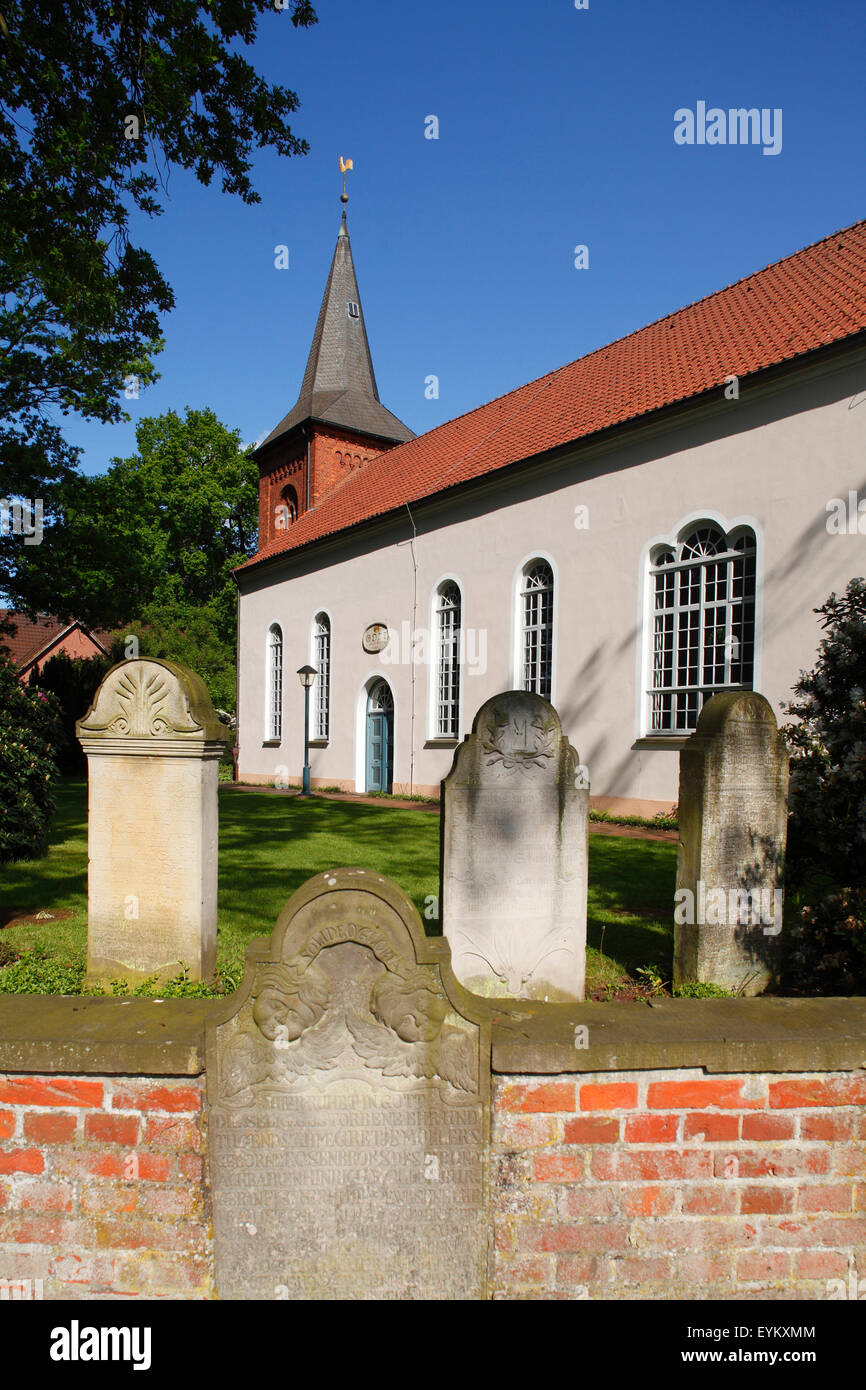 Germania, Bassa Sassonia, Fischerhude, cara Chiesa di Nostra Signora con cimitero e lapidi. Foto Stock