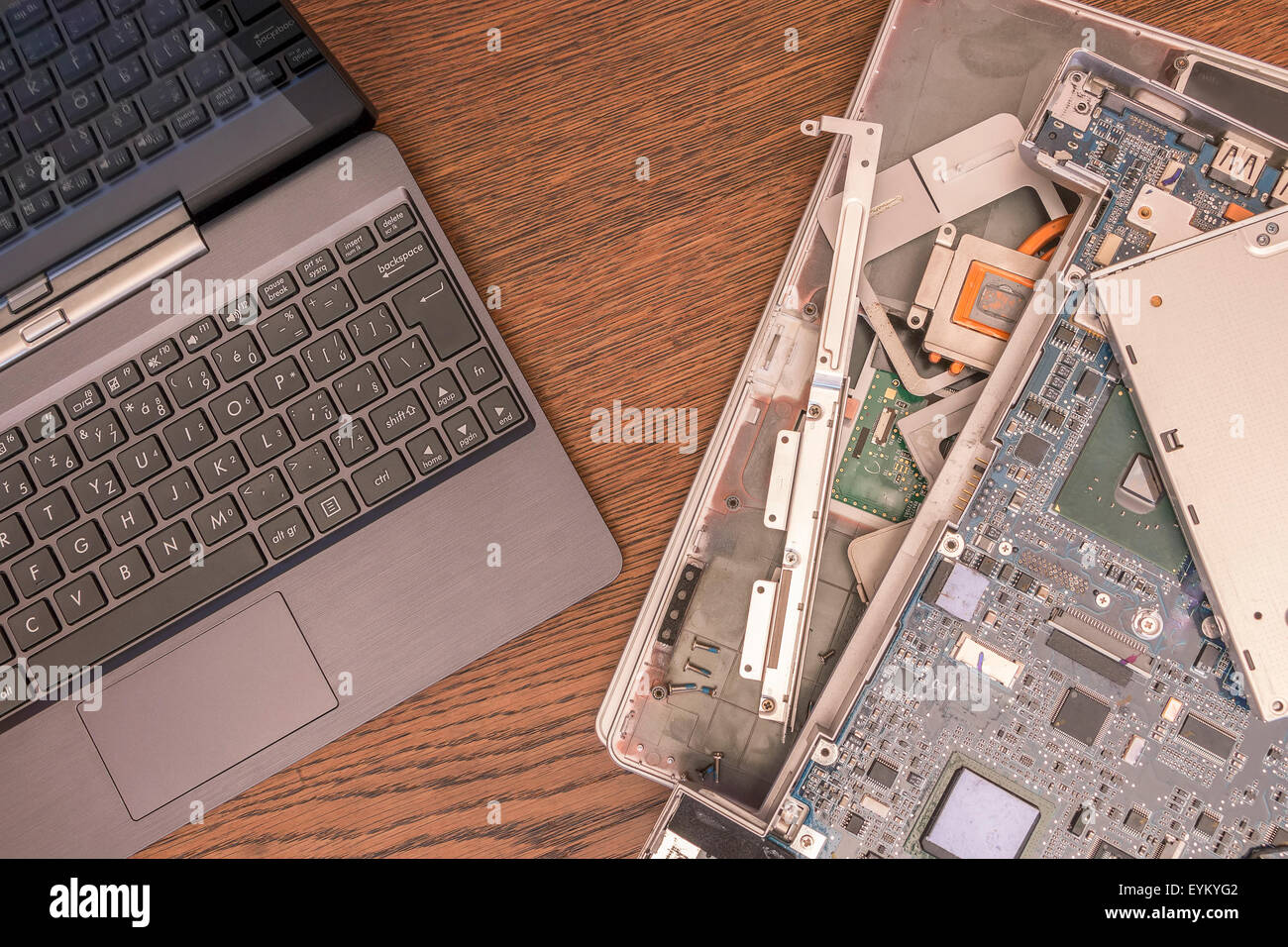 Il vecchio e il nuovo computer portatile o confronto, il concetto di  tecnologia Foto stock - Alamy