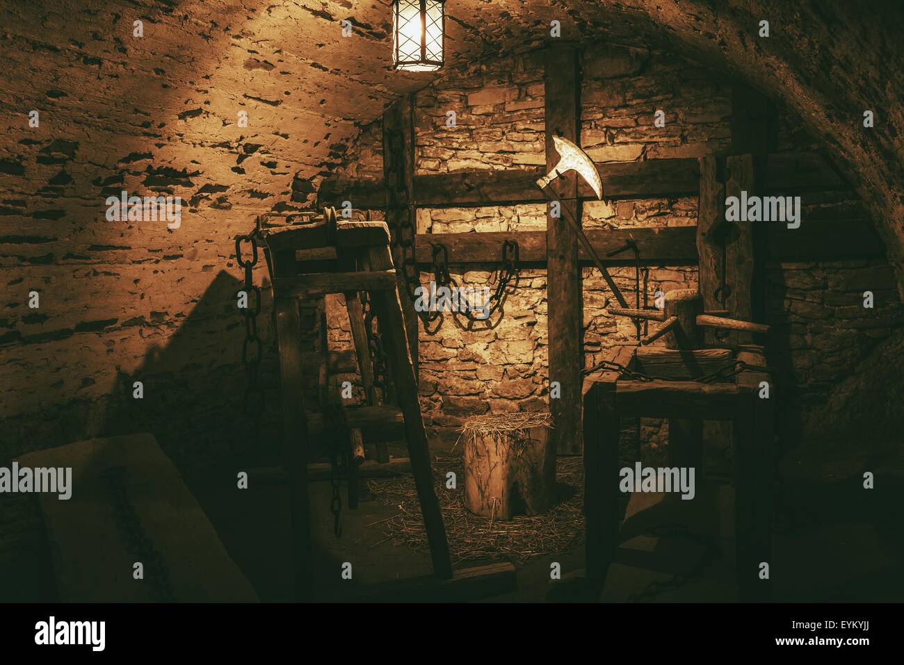 Camera di Tortura in Niedzica castello situato nella Piccola Polonia, l'Europa. Dark Sala delle Torture con molti dispositivi di tortura nel Vintage Colo Foto Stock