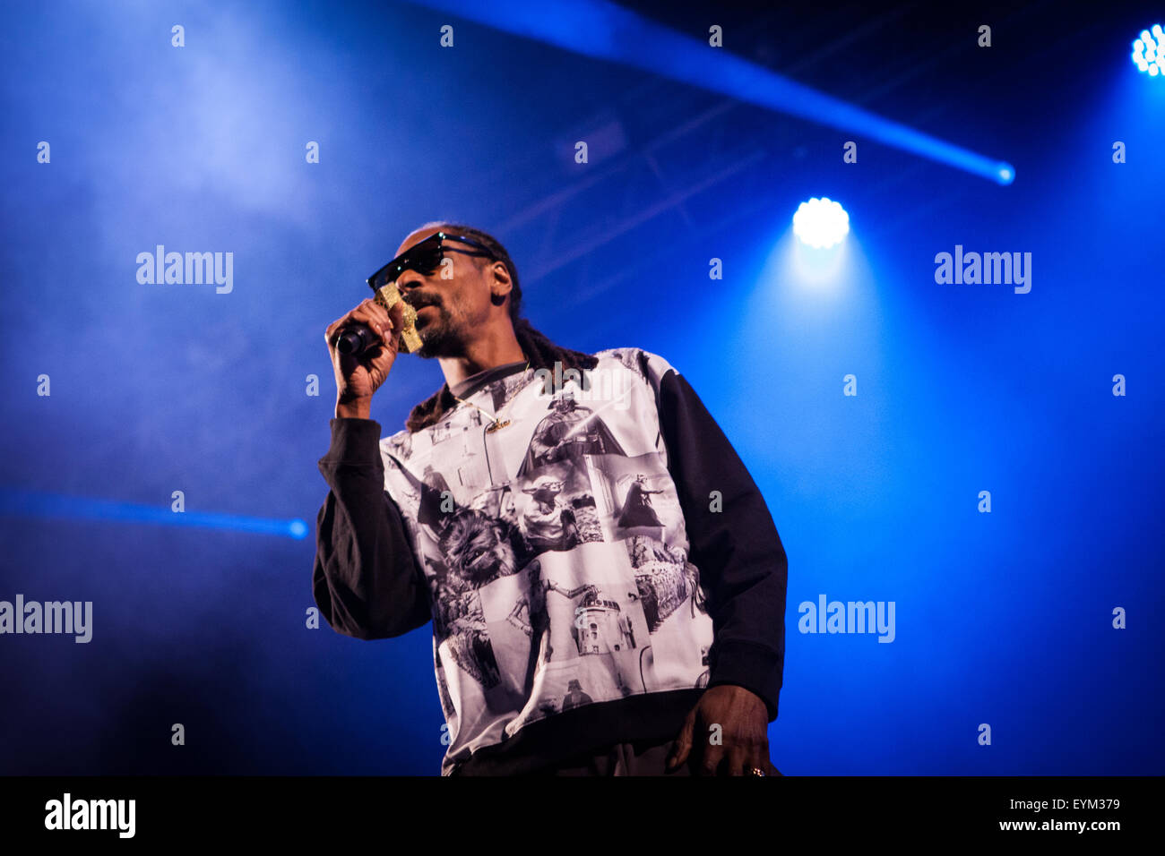Pikehall Derbyshire, Regno Unito. 31 Luglio, 2015. Snoop Dogg esegue sul palco principale al Festival YNot, Pikehall Derbyshire, Regno Unito. Venerdì 31 Luglio 2015 Credit: Alex Williams/Alamy Live News Foto Stock