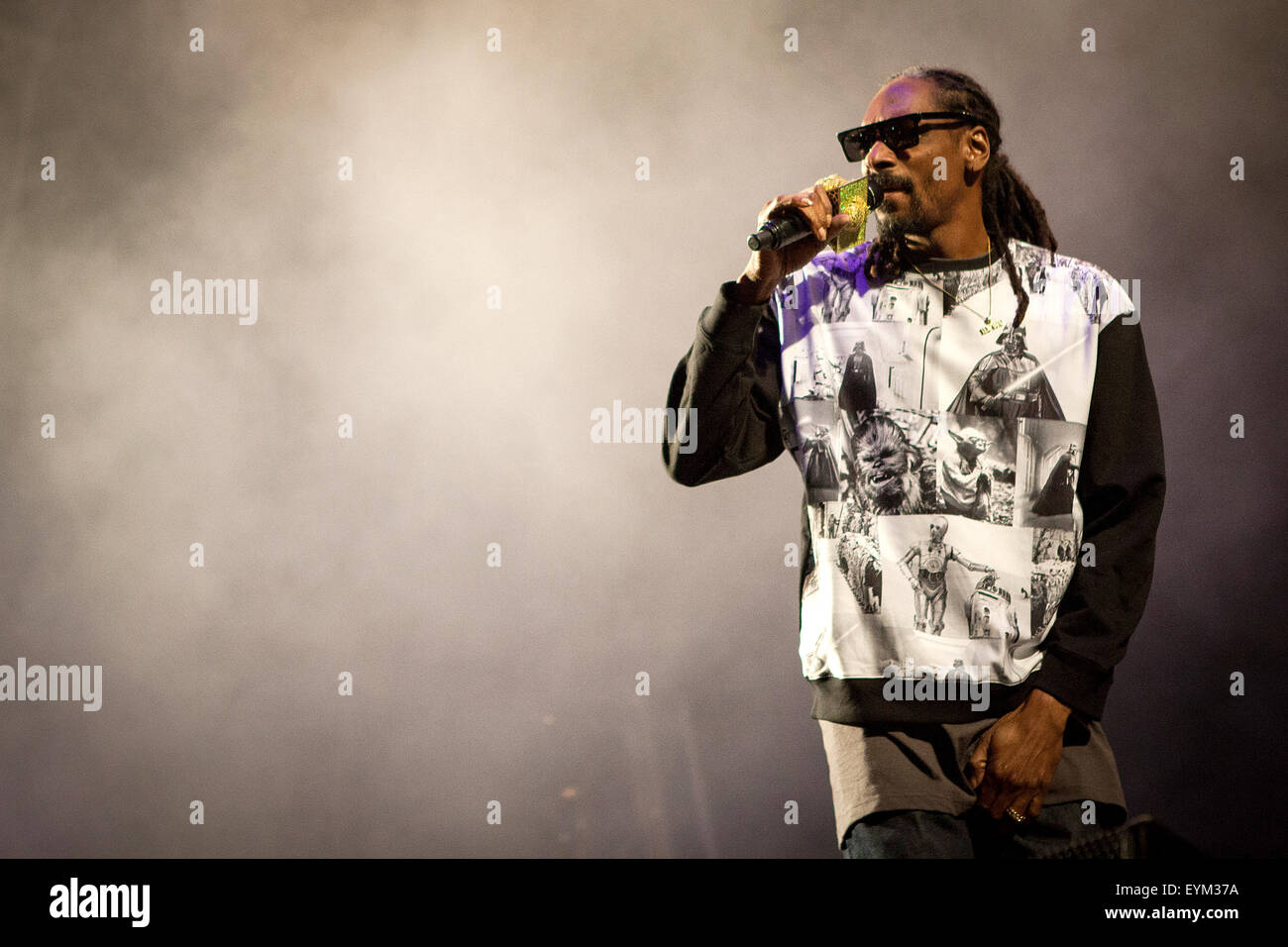 Pikehall Derbyshire, Regno Unito. 31 Luglio, 2015. Snoop Dogg esegue sul palco principale al Festival YNot, Pikehall Derbyshire, Regno Unito. Venerdì 31 Luglio 2015 Credit: Alex Williams/Alamy Live News Foto Stock