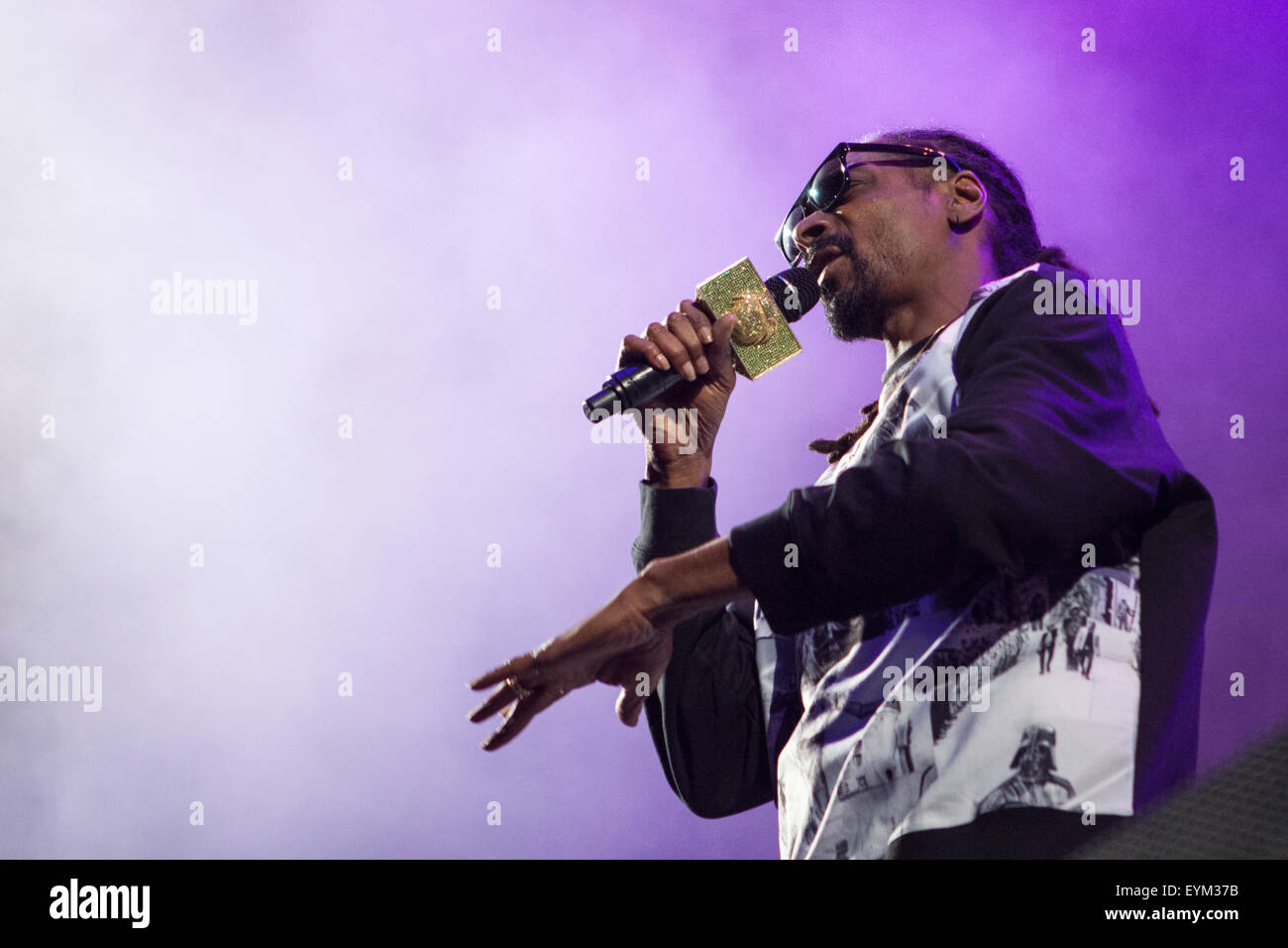Pikehall Derbyshire, Regno Unito. 31 Luglio, 2015. Snoop Dogg esegue sul palco principale al Festival YNot, Pikehall Derbyshire, Regno Unito. Venerdì 31 Luglio 2015 Credit: Alex Williams/Alamy Live News Foto Stock