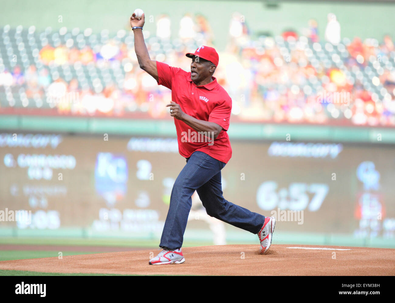 30 LUG 2015: ex giocatore di NFL Tim Brown butta fuori il primo passo prima di una partita MLB tra i New York Yankees e dei Rangers di Texas a Globe Life Park in Arlington, Texas TX sconfitto New York 7-6 Foto Stock