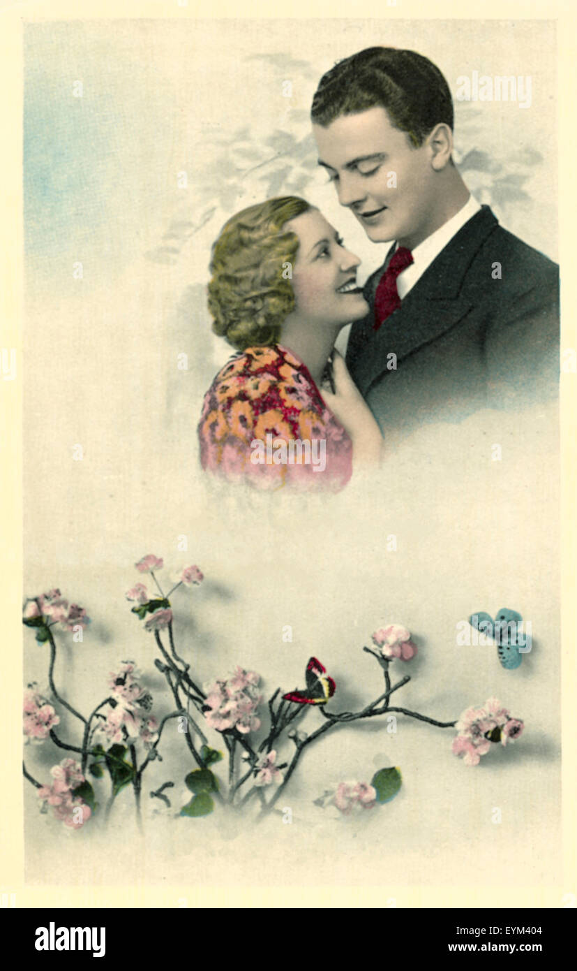 Cartolina, storicamente, giovane, felicemente, cade nell'amore, fiori e farfalle, Foto Stock