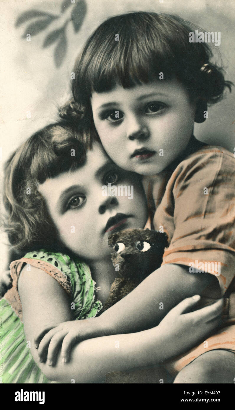 Cartolina, storicamente, due ragazze, seriamente, purtroppo, abbraccio, Foto Stock