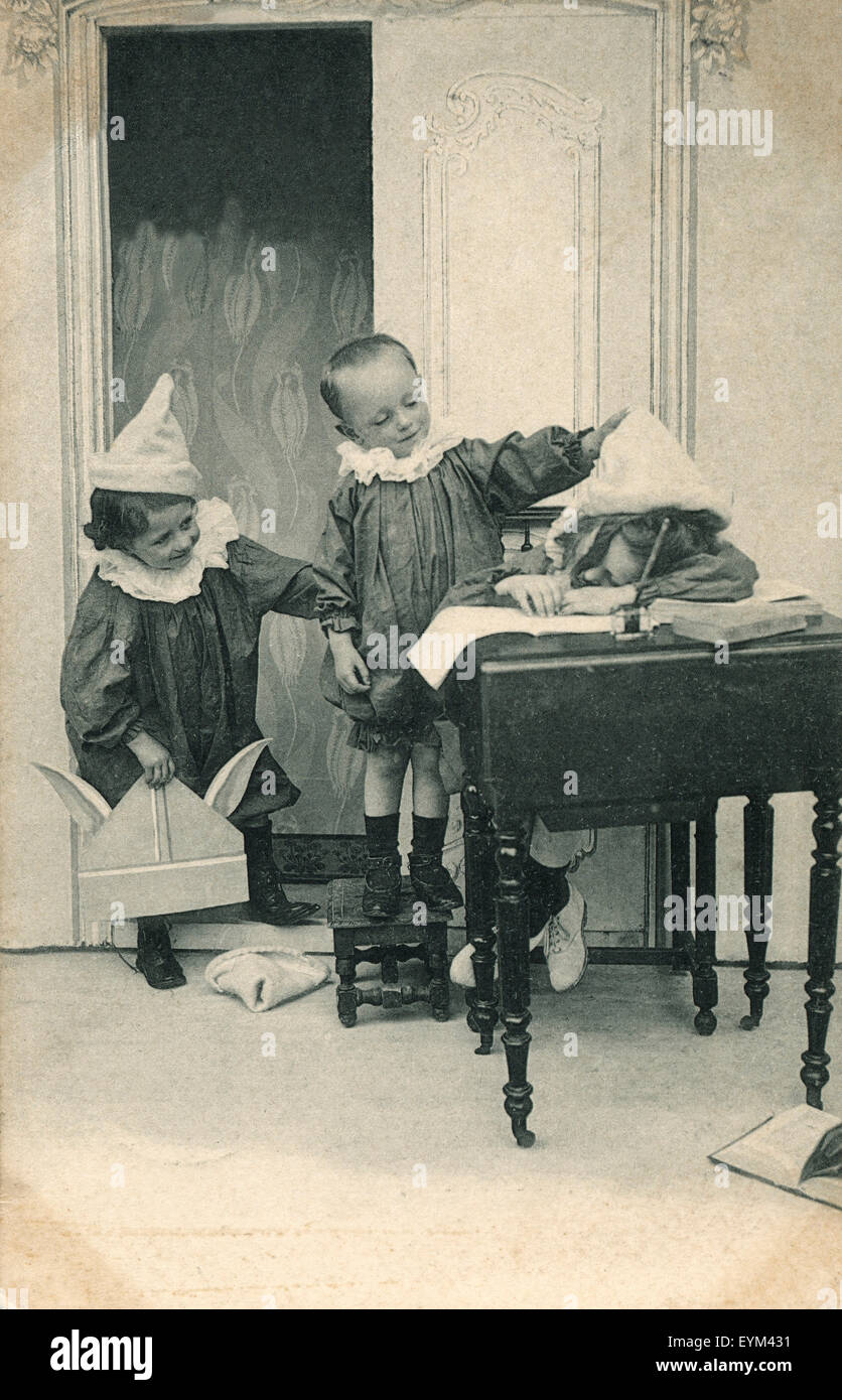 Cartolina, storicamente, i bambini, tappi, giocare vestire, Foto Stock