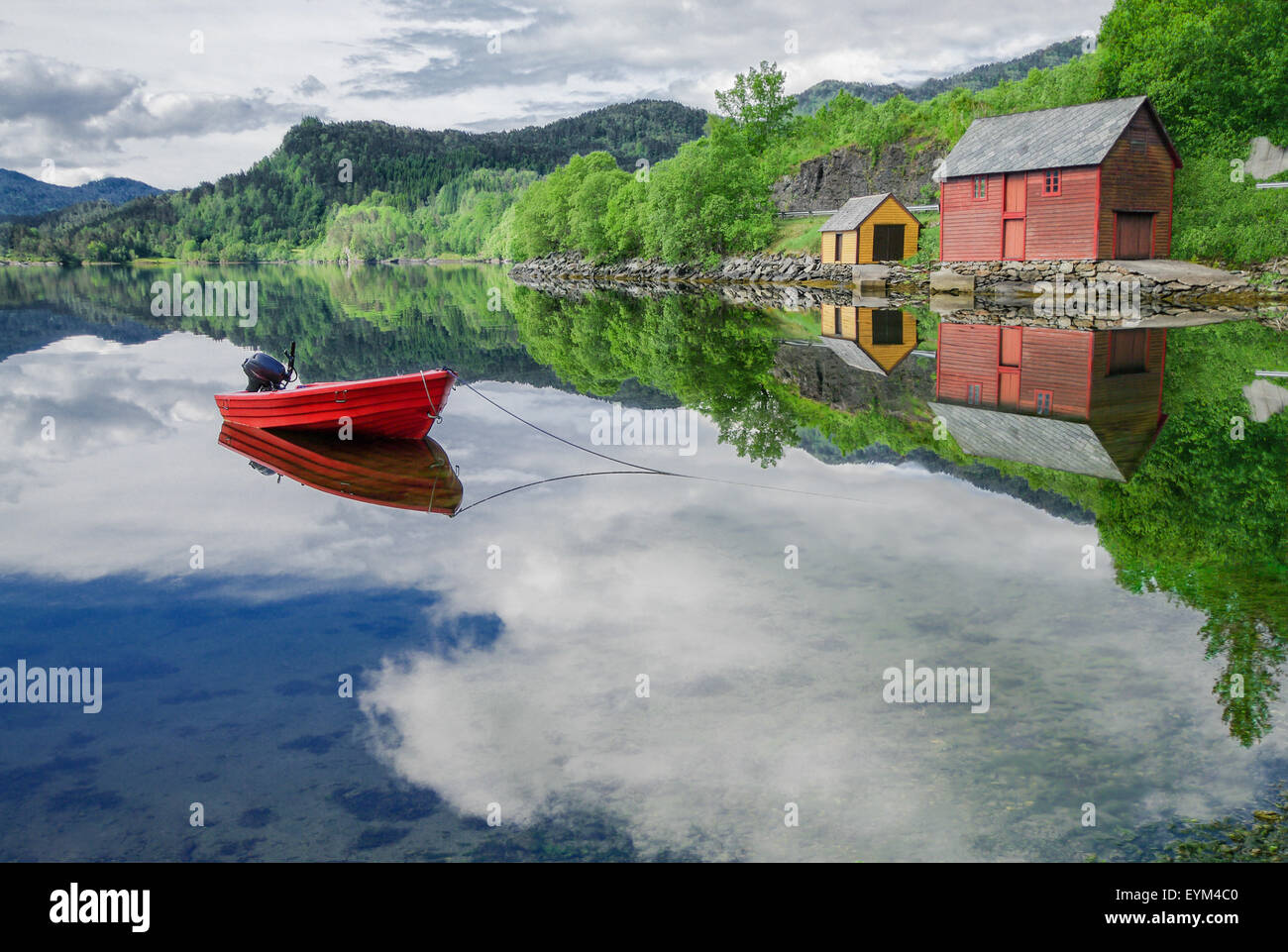 Imbarcazione in una tranquilla insenatura Foto Stock