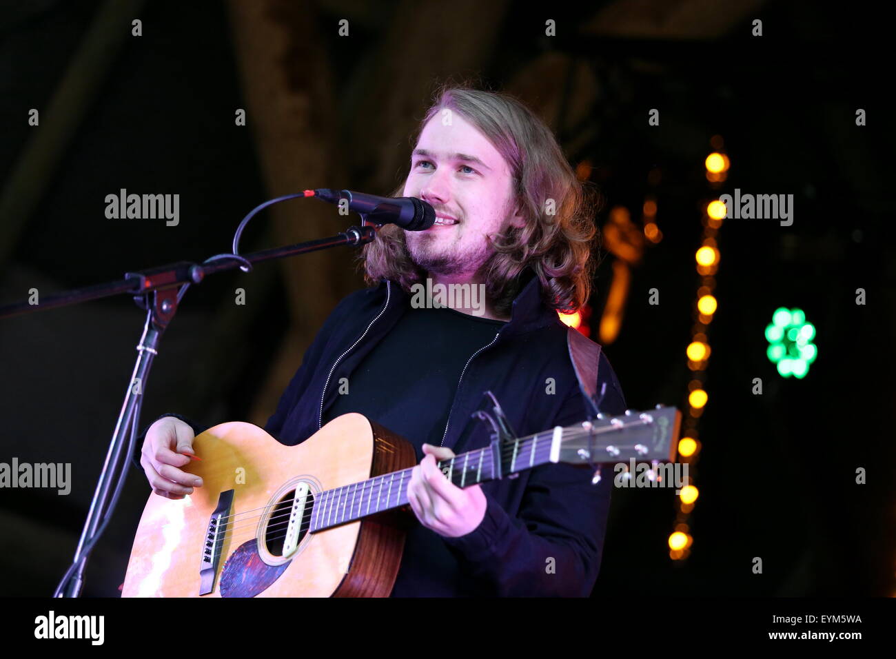 Penrith, Cumbria, Regno Unito. 31 Luglio, 2015. Il lago di Komo esibirsi dal vivo sul palco i boschi a Kendal chiamando 2015. Credito: SJN/Alamy Live News Foto Stock