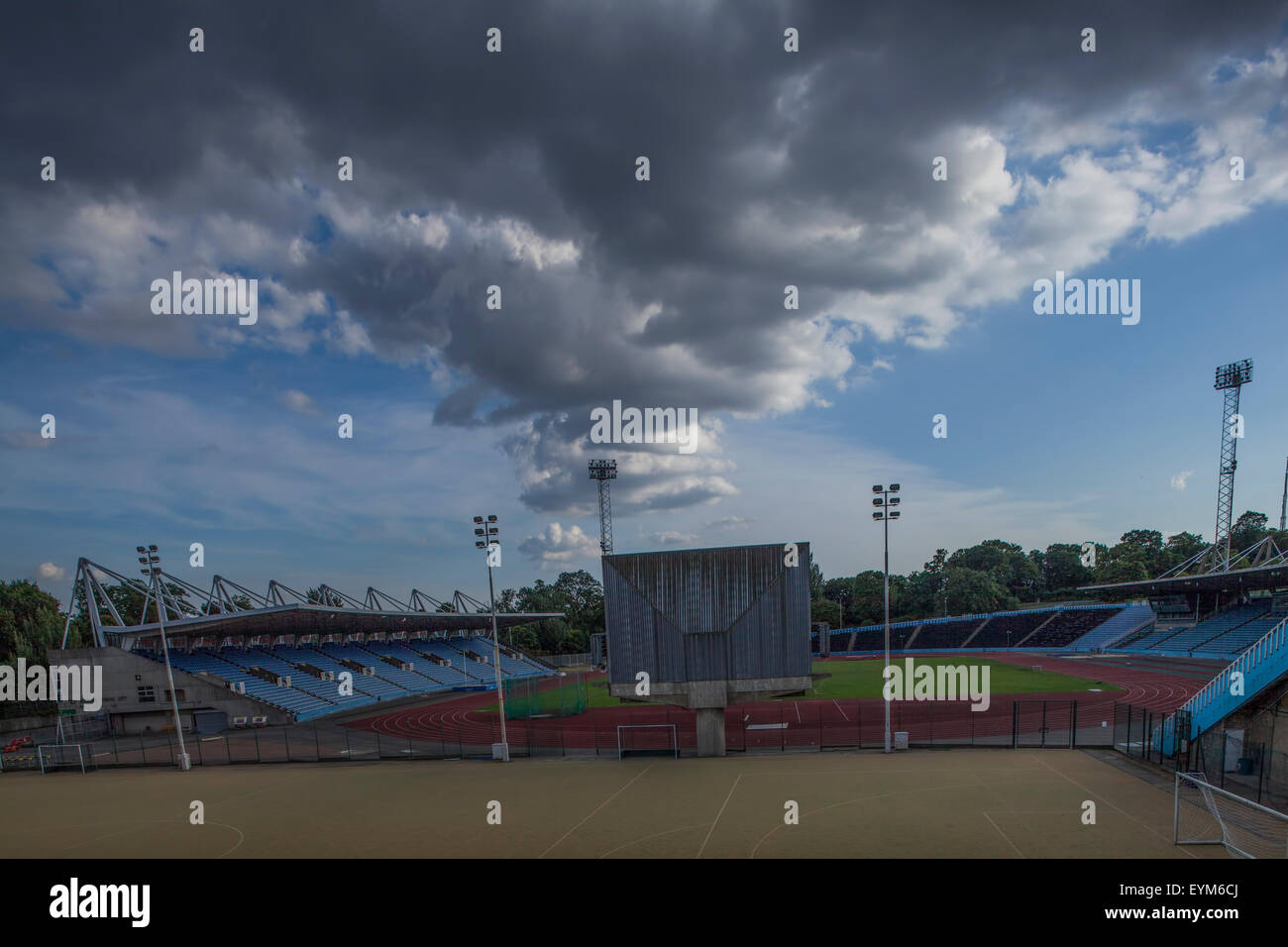 Vista di un vuoto di Crystal Palace Athletics Stadium nel sud di Londra con un molto drammatico cielo molto nuvoloso Foto Stock