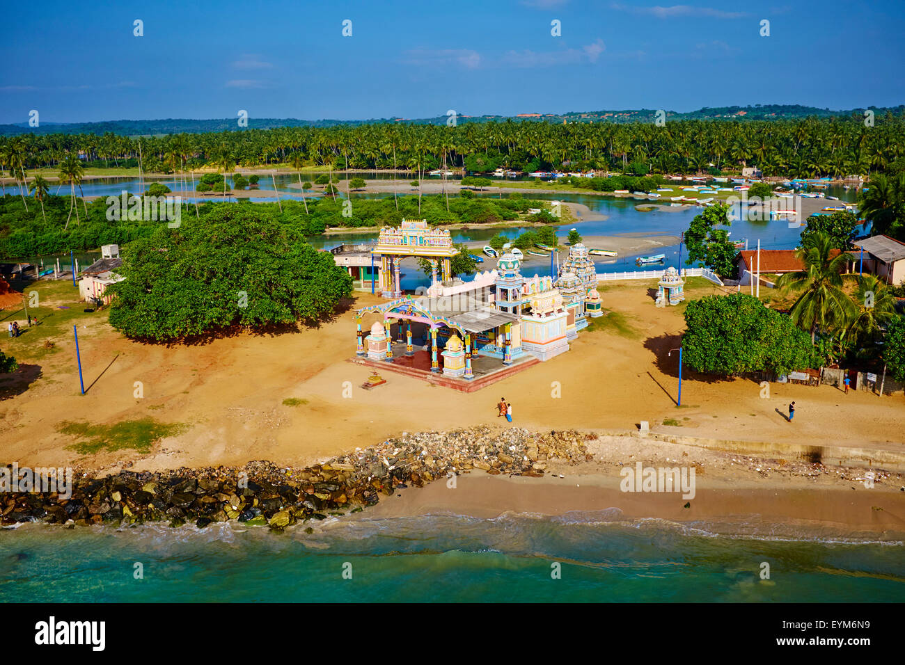 Sri Lanka, Ceylon, Provincia Orientale, East Coast, Trincomalee, Salli Muthumariamunam Kovil, tempio indù di fronte oceano, vista aerea Foto Stock