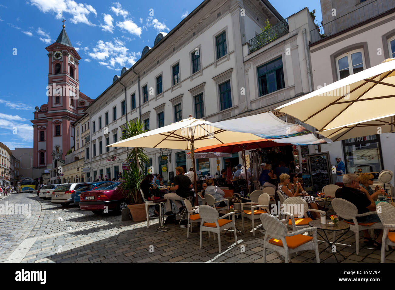 San Paolo Chiesa Passau Altstadt persone nel ristorante sulla piazza Rindermarkt centro storico di Passau Germania Foto Stock