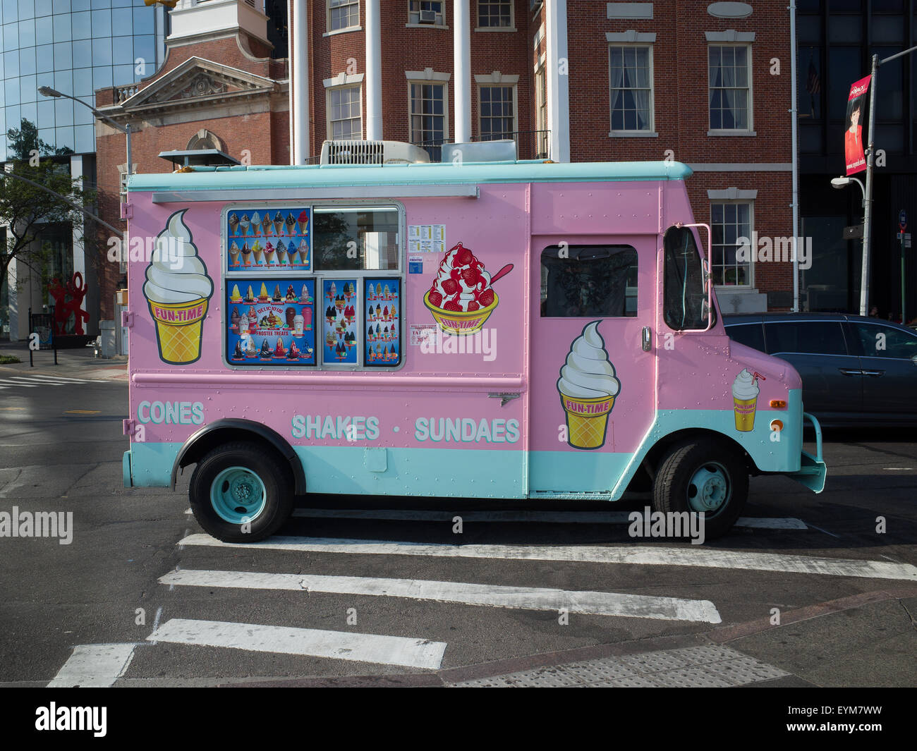 Camion dei gelati rosa e ottanio in una strada di New York City - 29 luglio 2015, Battery Plaza, New York City, NY, USA Foto Stock