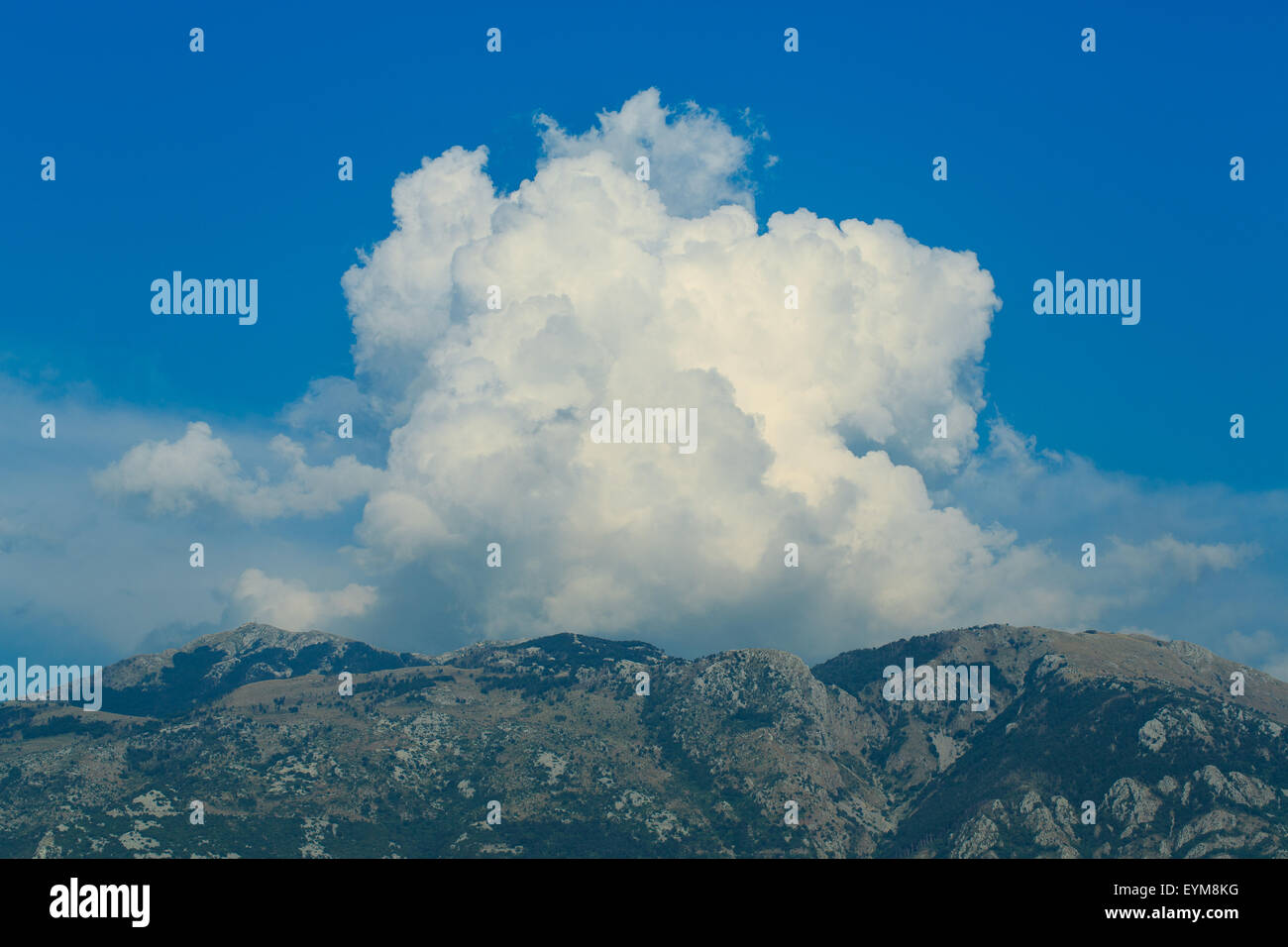 Il pittoresco nuvole sopra le montagne, Montenegro, Balcani Foto Stock