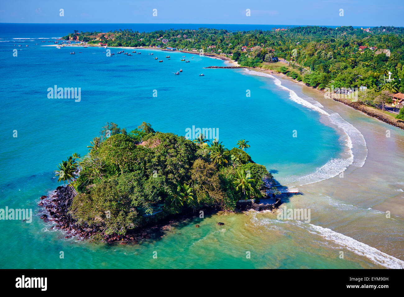 Sri Lanka, della Provincia Meridionale, South Coast Beach, Weligama Bay, Taprobane island e Weligama spiaggia, vista aerea Foto Stock
