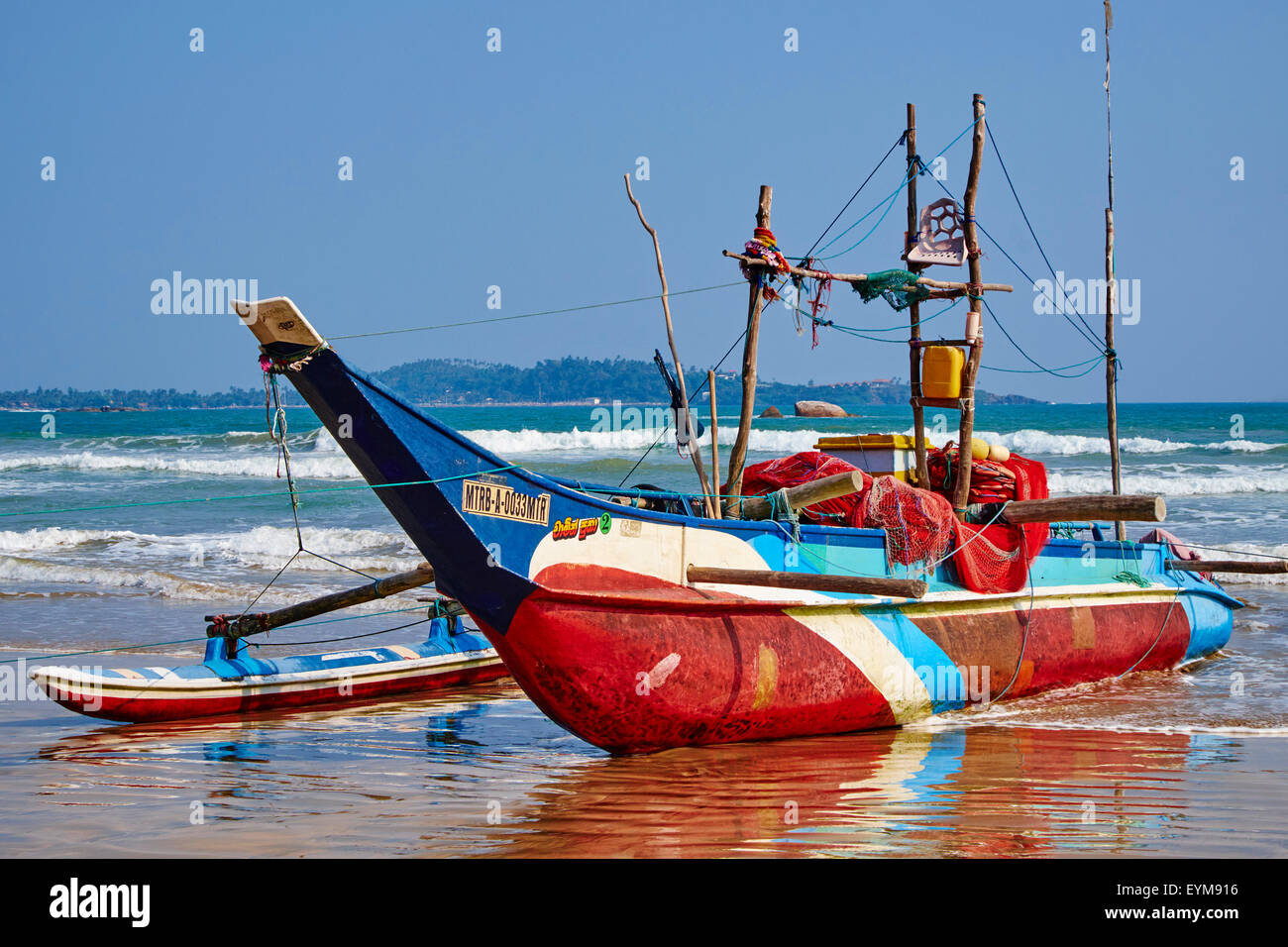 Sri Lanka, della Provincia Meridionale, South Coast Beach, Weligama beach, catamarano, pescatori della barca Foto Stock