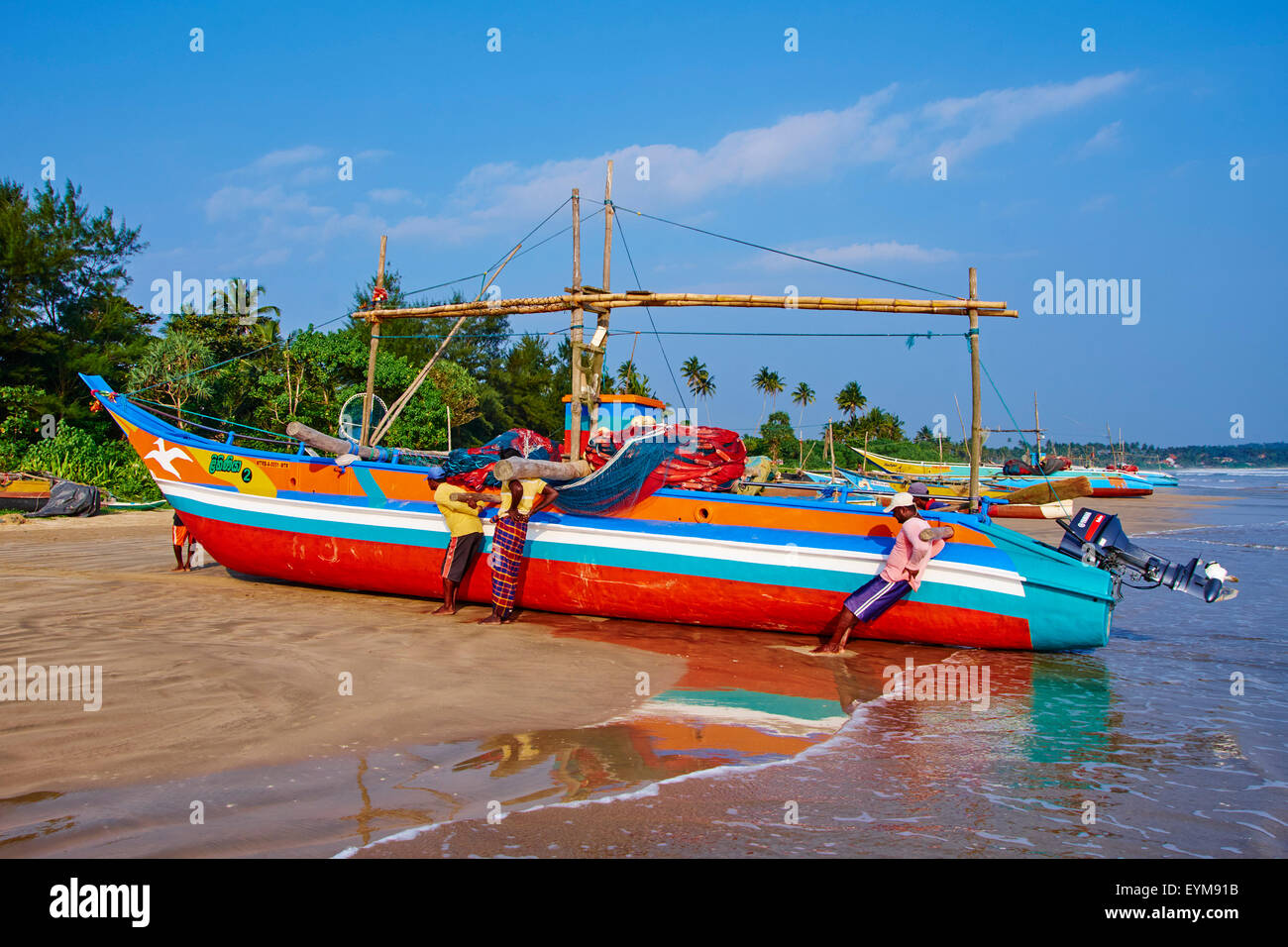 Sri Lanka, della Provincia Meridionale, South Coast Beach, Weligama beach, catamarano, pescatori della barca Foto Stock