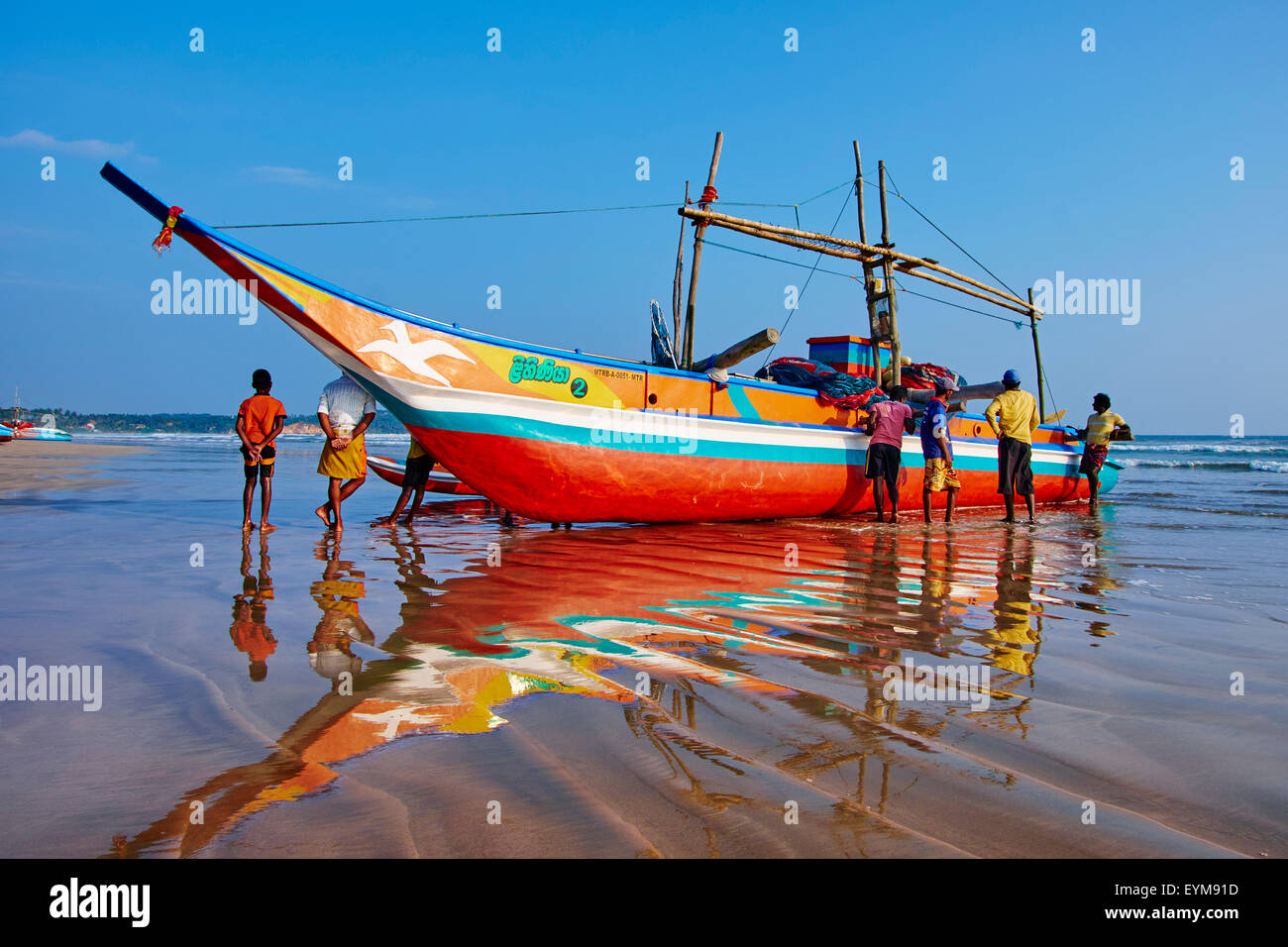 Sri Lanka, della Provincia Meridionale, South Coast Beach, Weligama beach, catamarano, pescatori della barca Foto Stock