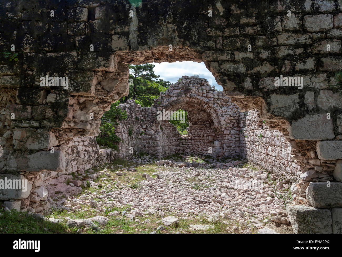 Ruine eines Hauses auf der Insel Krk, Kroatien Foto Stock