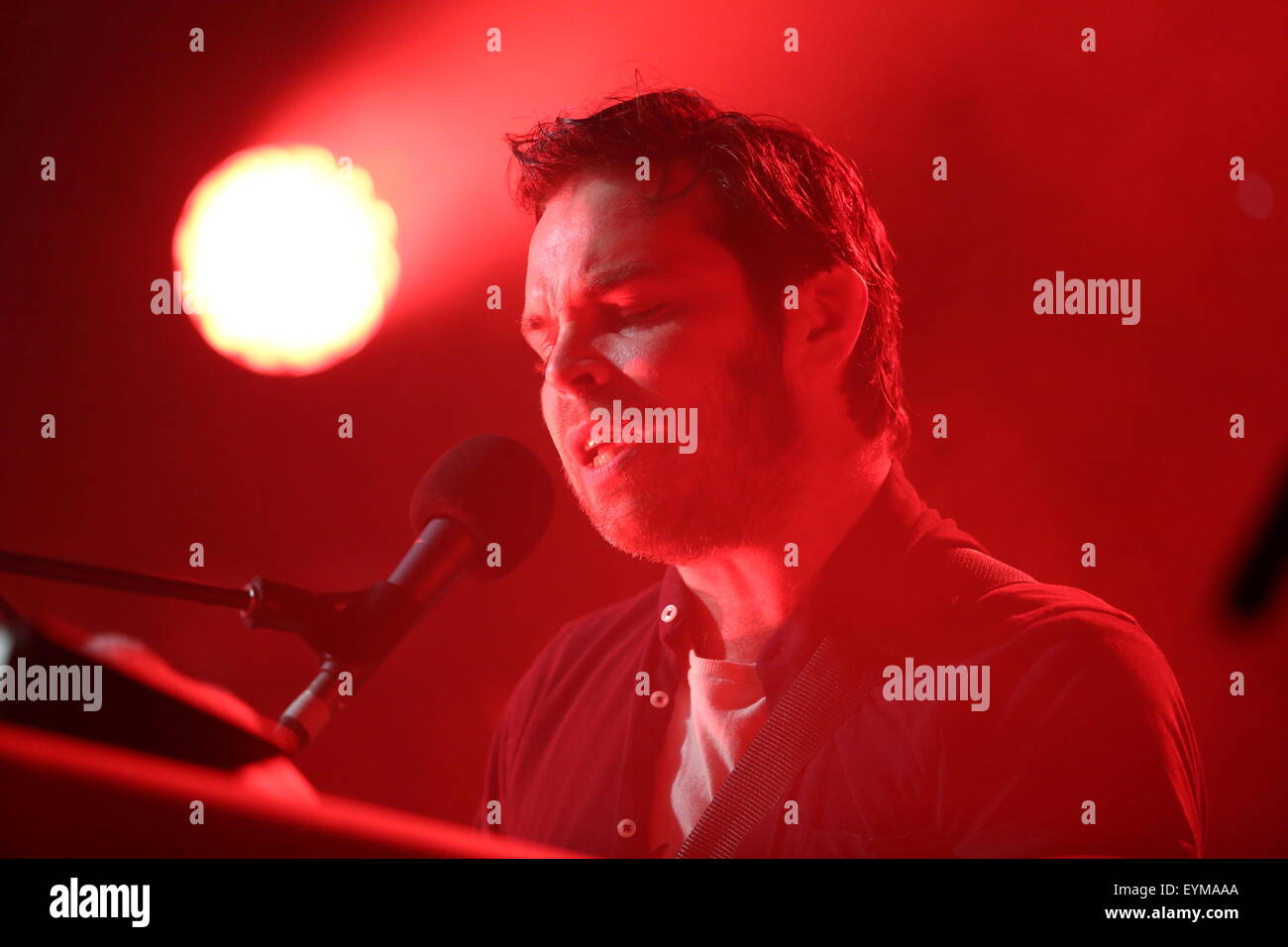 Penrith, Cumbria, Regno Unito. 31 Luglio, 2015. Gaz Coombes suona dal vivo sul richiamo di un palco a Kendal chiamando 2015. Credito: SJN/Alamy Live News Foto Stock