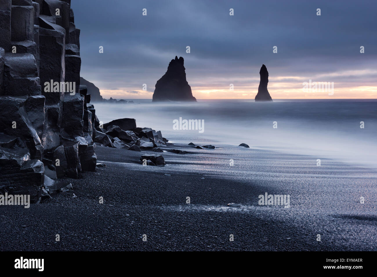 L'Islanda, Reynisdrangar, mare, surf, basalto, colonne, luce, mattina, atmosfera, scuro, nero, blu Foto Stock