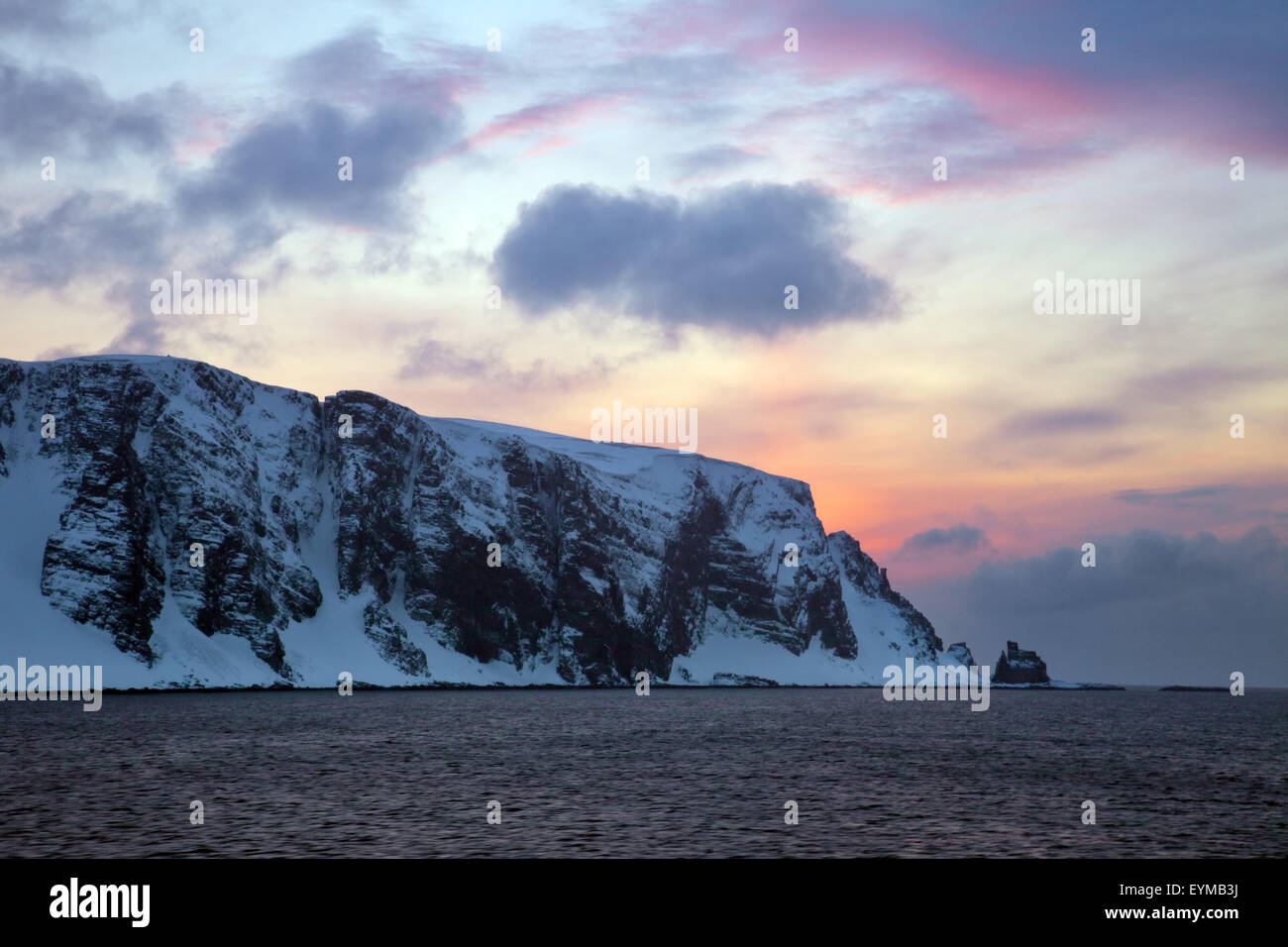 Sundown, Cliff, costa, mare, neve, l'Artico, Norvegia Foto Stock