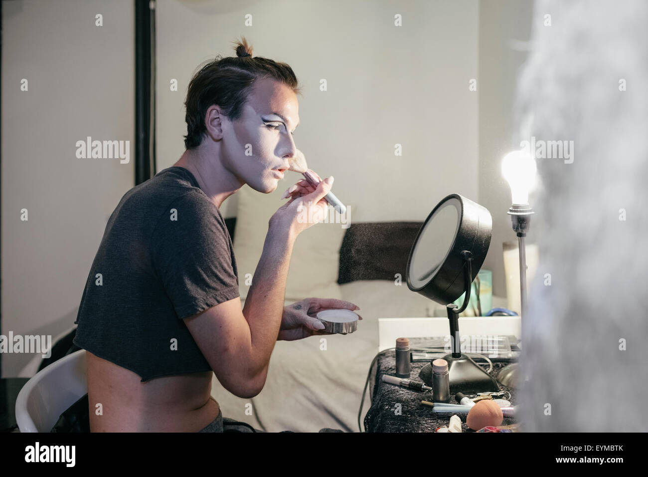 Maschio di drag queen mettendo su make up e vestirsi in prepration per una performance Foto Stock