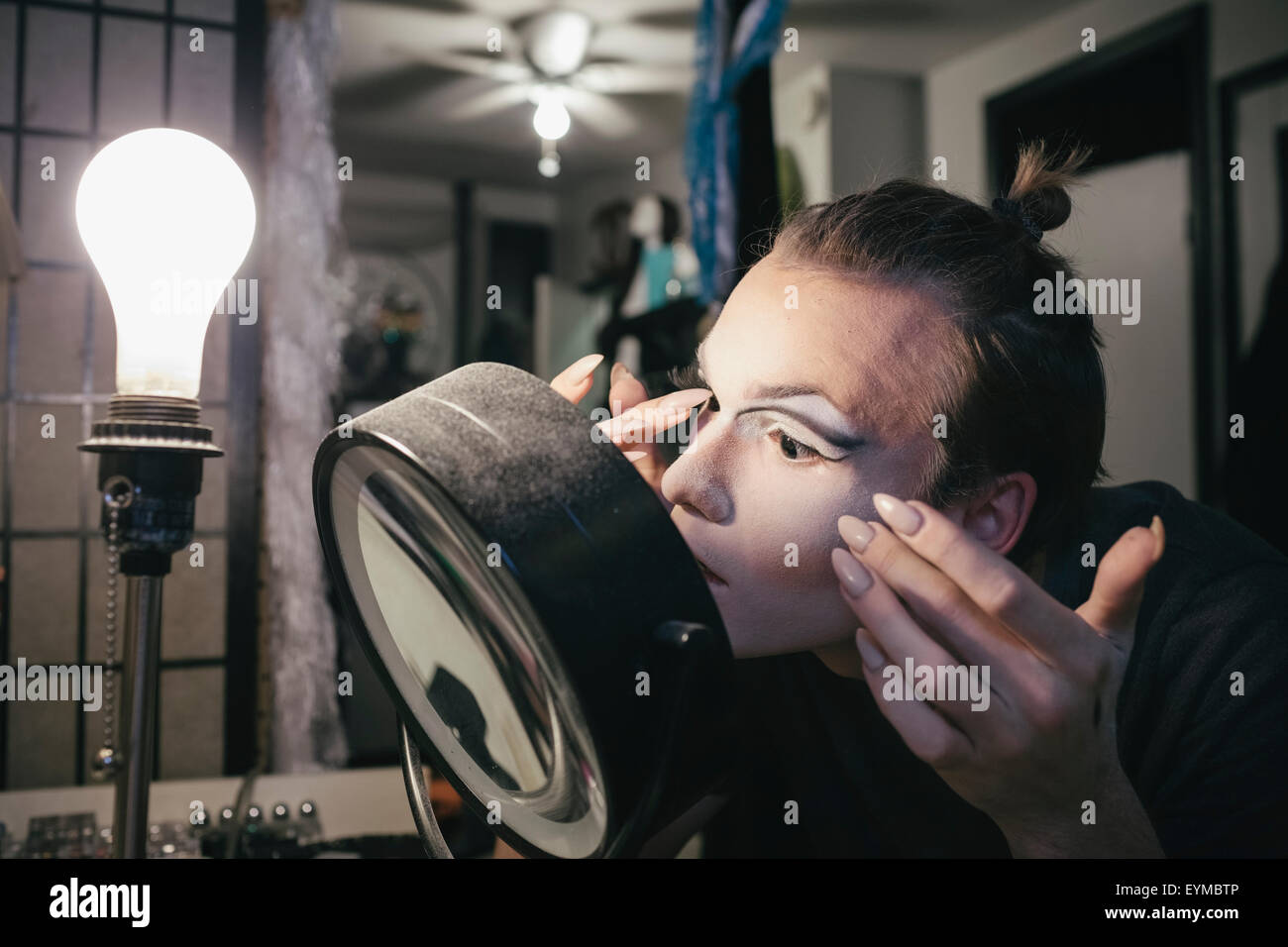 Maschio di drag queen mettendo su make up e vestirsi in prepration per una performance Foto Stock