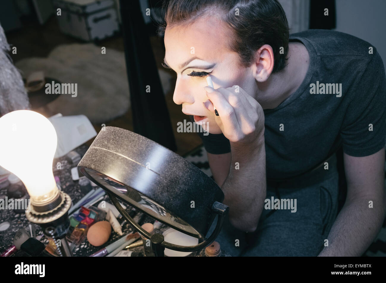 Maschio di drag queen mettendo su make up e vestirsi in preparazione per una performance Foto Stock