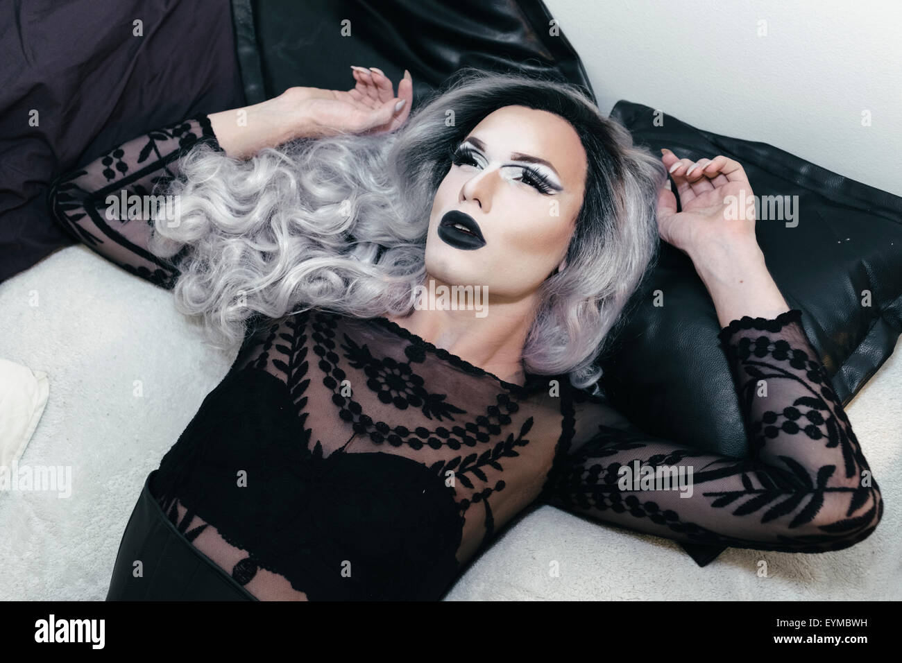 Maschio di drag queen in posa per pin-up ritratto di stile a casa. Foto Stock
