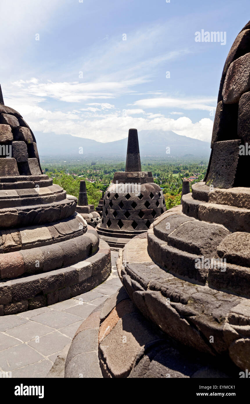 Java, layout di tempio di Borobodur, vulcano scenario Foto Stock