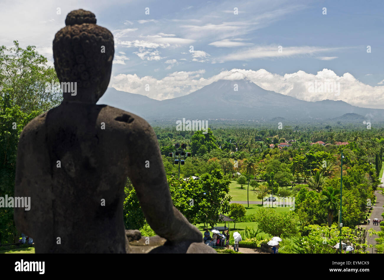 Java, layout di tempio di Borobodur, vulcano scenario Foto Stock