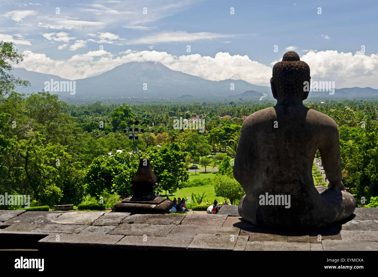 Java, layout di tempio di Borobodur, vulcano scenario Foto Stock
