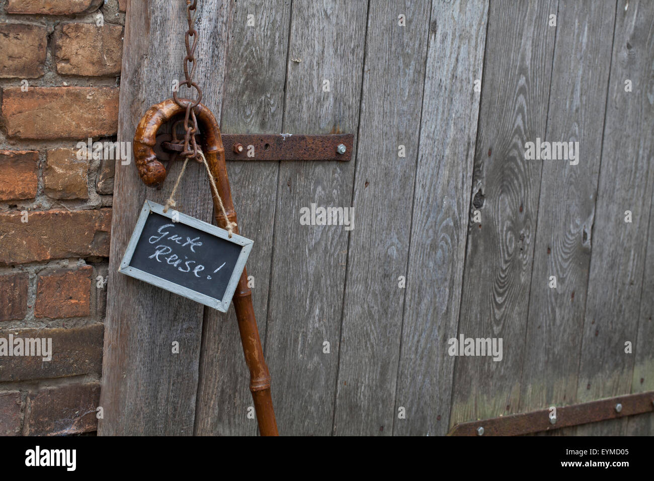 Contrassegnato bacheca, buon viaggio, vecchia porta di legno Foto Stock