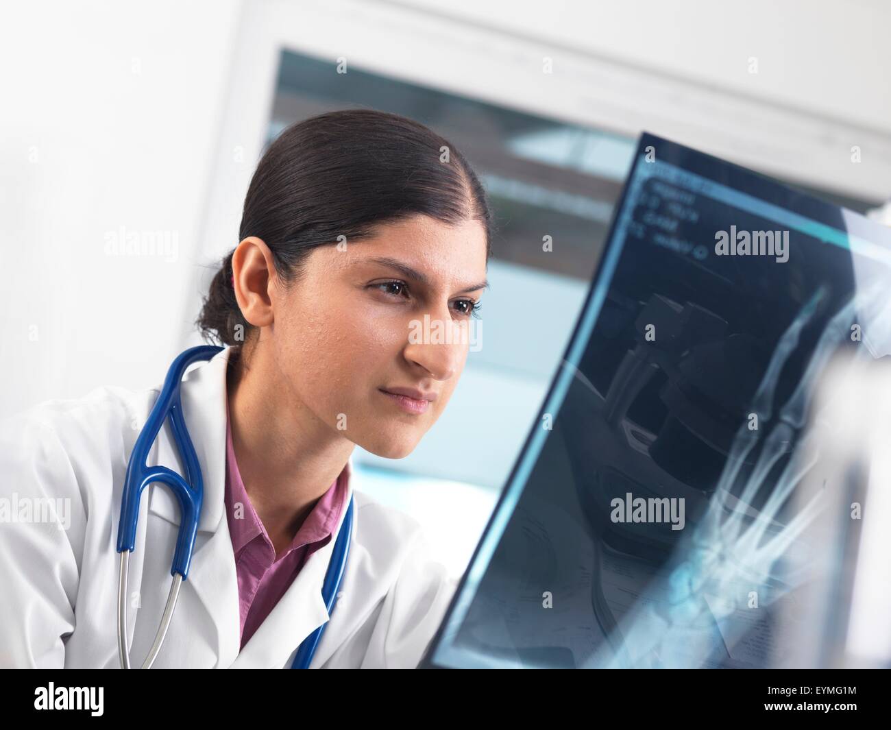 Proprietà rilasciato. Modello rilasciato. Femmina medico asiatico la visualizzazione di un pazienti x-ray in ospedale Foto Stock