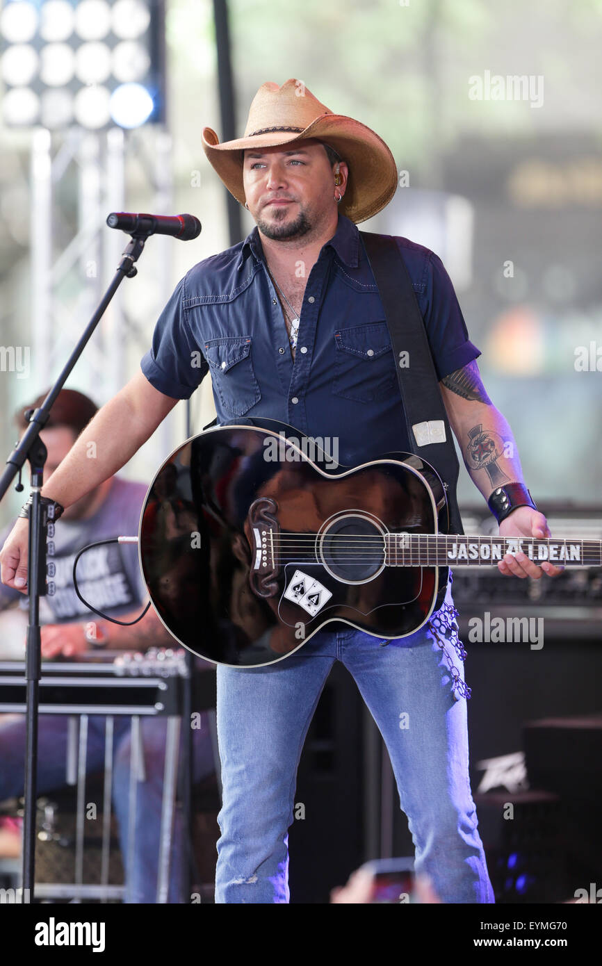NEW YORK-lug 31: Country Music artista Jason Aldean esegue sul palco a NBC's "Mostra Oggi' al Rockefeller Plaza Luglio 31, 2015 a New York City. Foto Stock