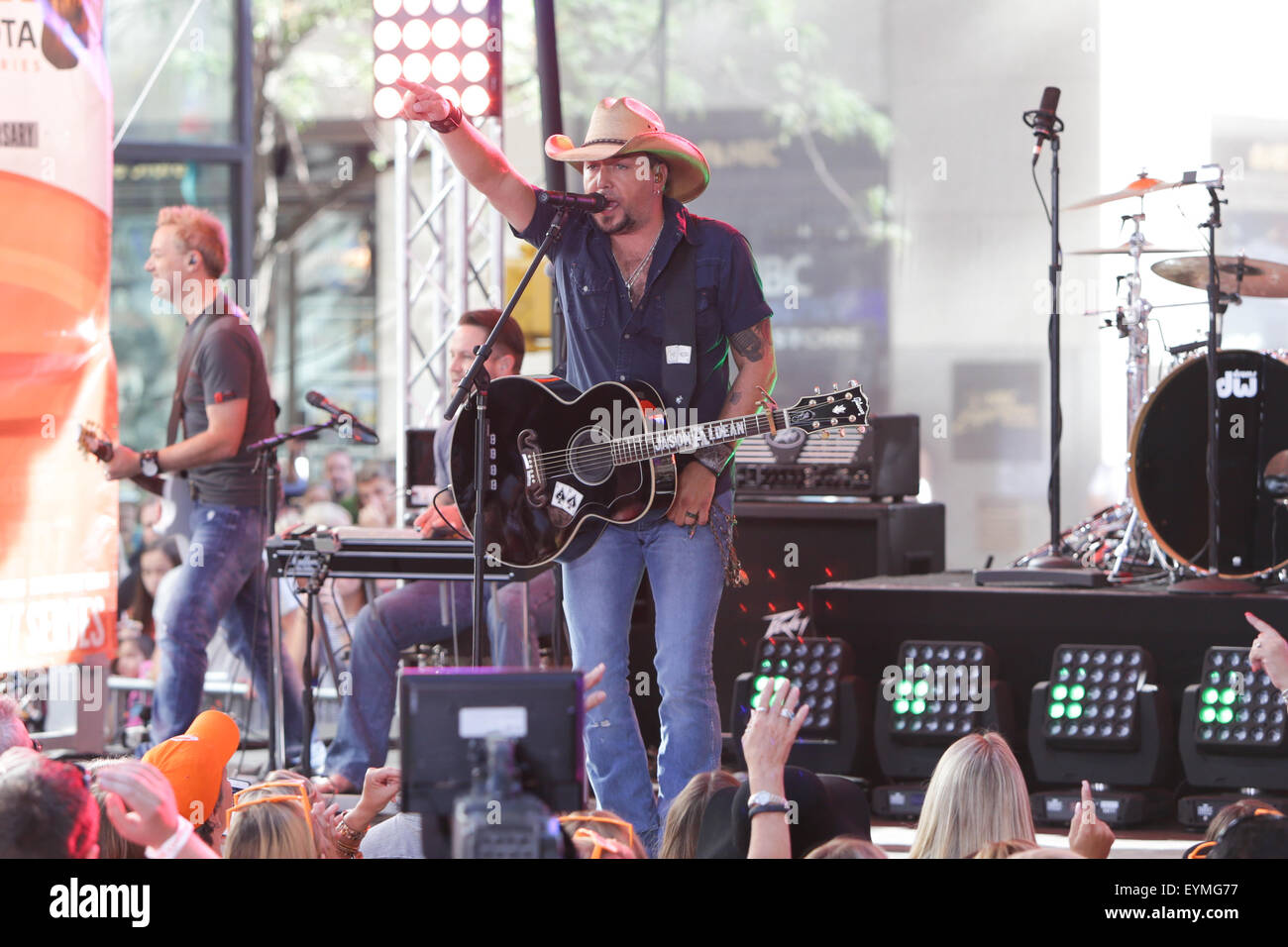 NEW YORK-lug 31: Country Music artista Jason Aldean esegue sul palco a NBC's "Mostra Oggi' al Rockefeller Plaza Luglio 31, 2015 a New York City. Foto Stock