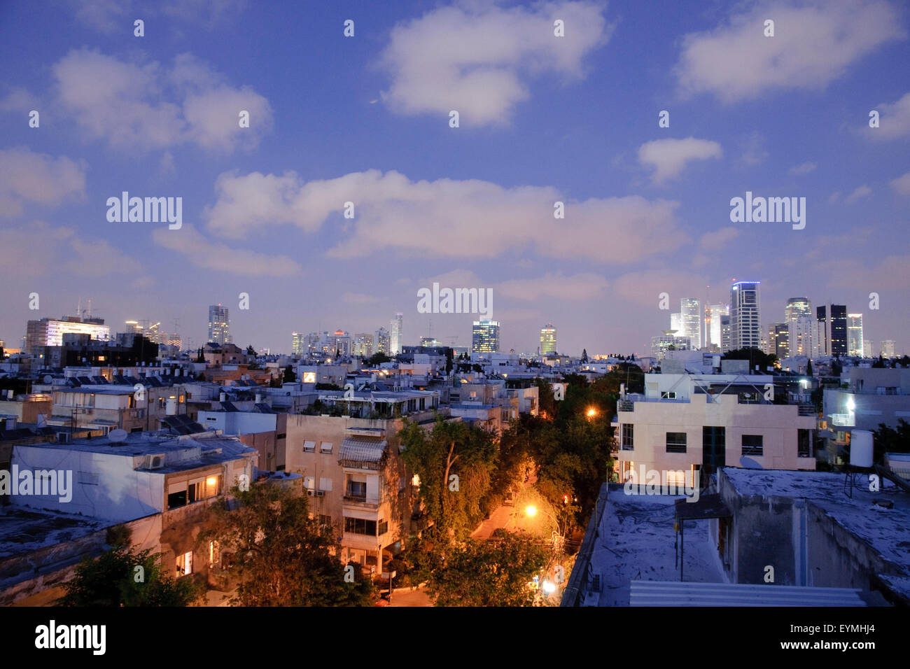 Tel Aviv, città durante il crepuscolo, architettura Bauhaus e alta sorge, Israele Foto Stock