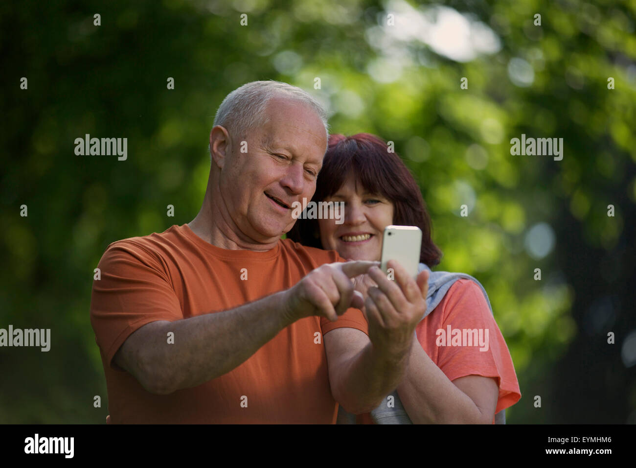 Coppia di anziani, esterno, Smartphone, ridere, divertente, ritratto, Foto Stock