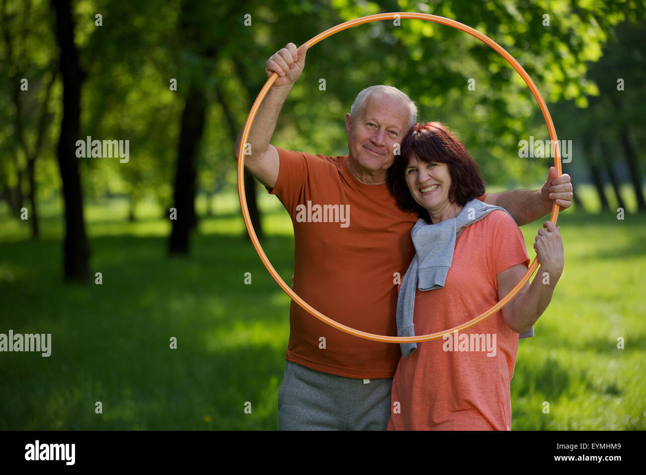 Coppia di anziani, sport, ginnastica, natura Foto Stock